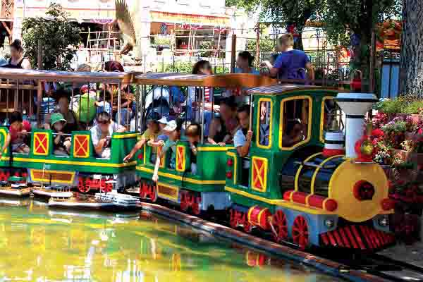 OK CORRAL propose un petit train coloré, parfait pour une journée en famille dans ce parc d’attractions dans le Sud de la France. Les enfants s'amusent à bord de ce manège convivial, entourés d'une ambiance Far West immersive. Ce parc à thème familial offre des attractions pour enfants qui garantissent des souvenirs inoubliables.
