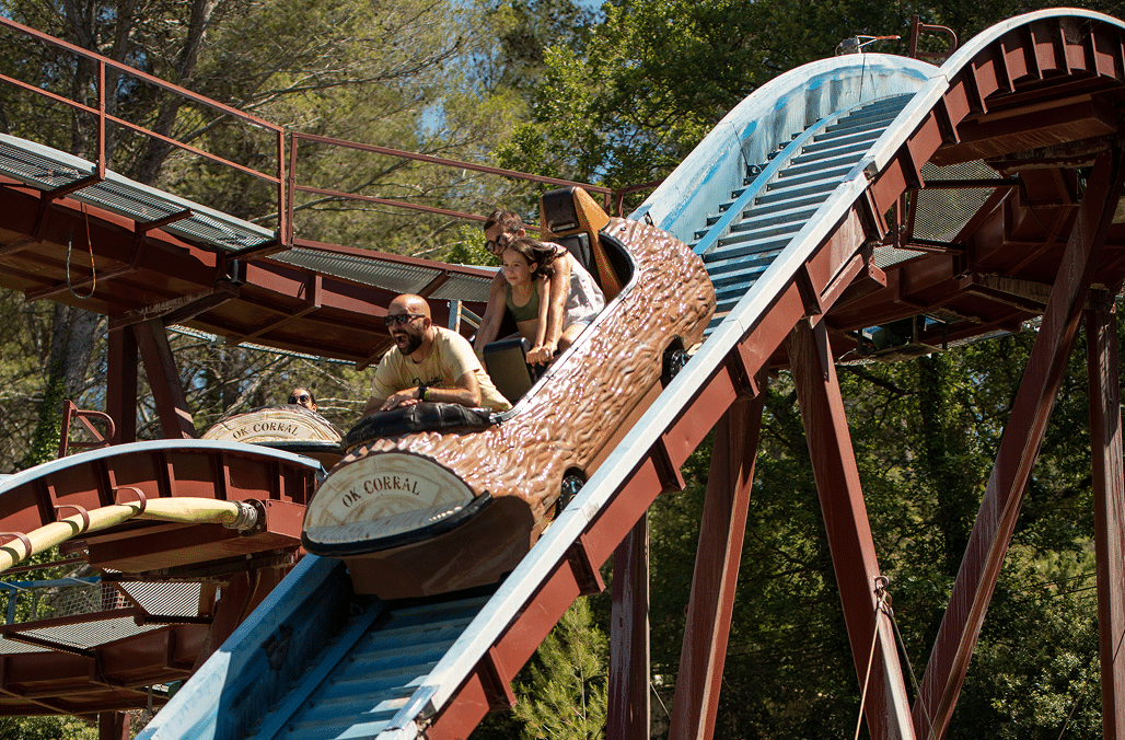 OK CORRAL propose une expérience inoubliable dans un parc d’attractions dans le Sud de la France avec son grand huit palpitant, parfait pour les amateurs de sensations fortes. Les familles peuvent profiter ensemble de cette attraction dans une ambiance festive et conviviale, immergées dans un décor Far West.

Au parc OK CORRAL, les visiteurs peuvent savourer des moments de joie sur le bateau pirate, une activité idéale pour les enfants et les familles. Ce parc à thème familial, situé en