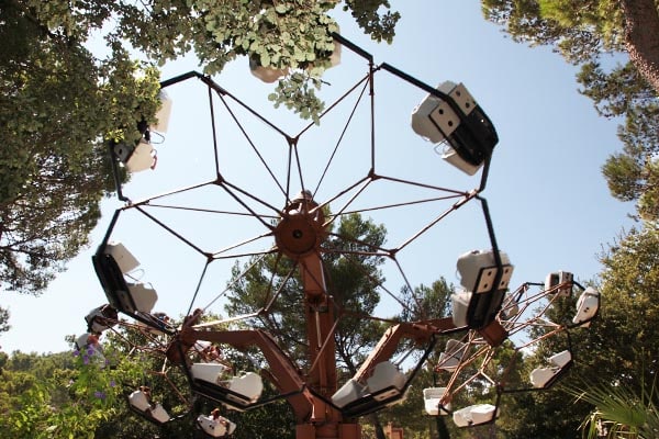 OK CORRAL propose une expérience inoubliable avec ce grand huit captivant, parfait pour les familles en quête de sensations fortes. Ce parc d’attractions dans le Sud de la France offre un décor immersif inspiré du Far West, idéal pour une journée en famille. Les manèges pour toute la famille garantissent des moments de joie et de partage dans une ambiance conviviale.