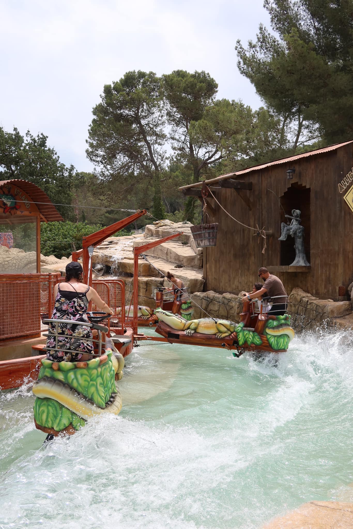 OK CORRAL offre des manèges aquatiques palpitants dans son parc d’attractions dans le Sud de la France, où les familles peuvent s'amuser sur des bateaux pirates tout en profitant d'une ambiance festive. Les enfants s'éclatent dans cette zone aquatique, entourés de décors immersifs inspirés du Far West.

Dans le parc à thème familial OK CORRAL, les visiteurs peuvent vivre des sensations fortes sur des attractions aquatiques, parfaites pour une
