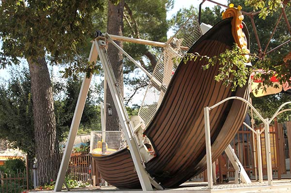OK CORRAL propose un bateau pirate, une attraction idéale pour les enfants dans ce parc d’attractions dans le Sud de la France. Avec son ambiance conviviale et festive, cette manège en plein air garantit des sensations fortes pour toute la famille, tout en offrant une immersion dans le décor Far West.
