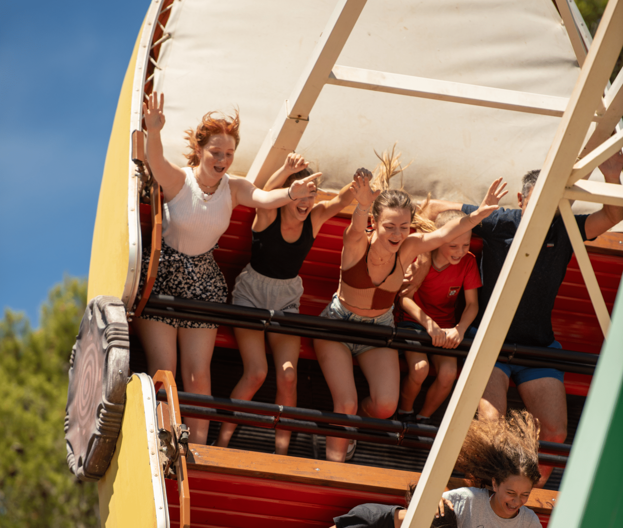 OK CORRAL propose des sensations fortes avec ce grand huit captivant, idéal pour les familles en quête de divertissement dans le parc d’attractions dans le Sud de la France. Les rires et les cris des enfants témoignent de l'ambiance festive et conviviale, parfaite pour une journée en famille.

OK CORRAL offre une expérience immersive avec ce manège à sensations fortes, où les enfants et les adolescents peuvent vivre des moments inoubliables. L'animation en plein air et le