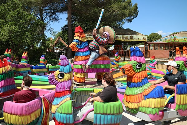 OK CORRAL offre une expérience immersive avec ses manèges colorés pour toute la famille, parfaits pour une journée en famille dans ce parc d’attractions dans le Sud de la France. Les enfants s'amusent sur des attractions festives tout en découvrant une ambiance conviviale inspirée du Far West.