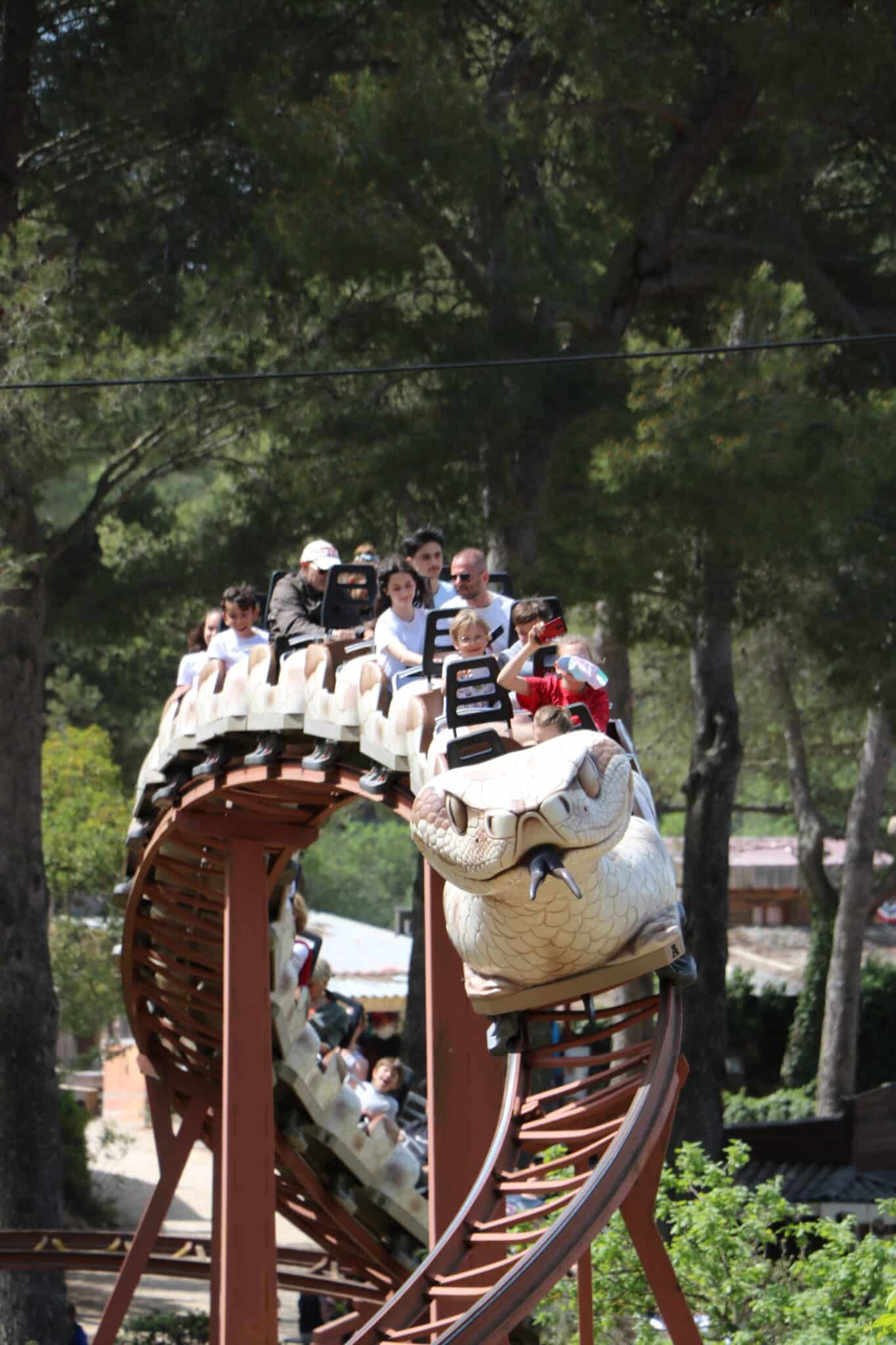 OK CORRAL offre des sensations fortes avec son grand huit inspiré du Far West, parfait pour une journée en famille. Les enfants et les parents s’amusent ensemble dans cette ambiance conviviale, entourés de décors immersifs.

OK CORRAL propose une expérience unique avec son grand huit serpent, captivant les amateurs de sensations fortes. Les familles profitent d'une atmosphère festive au parc d’attractions dans le Sud de la France, idéale pour des souvenirs inoubliables.

OK