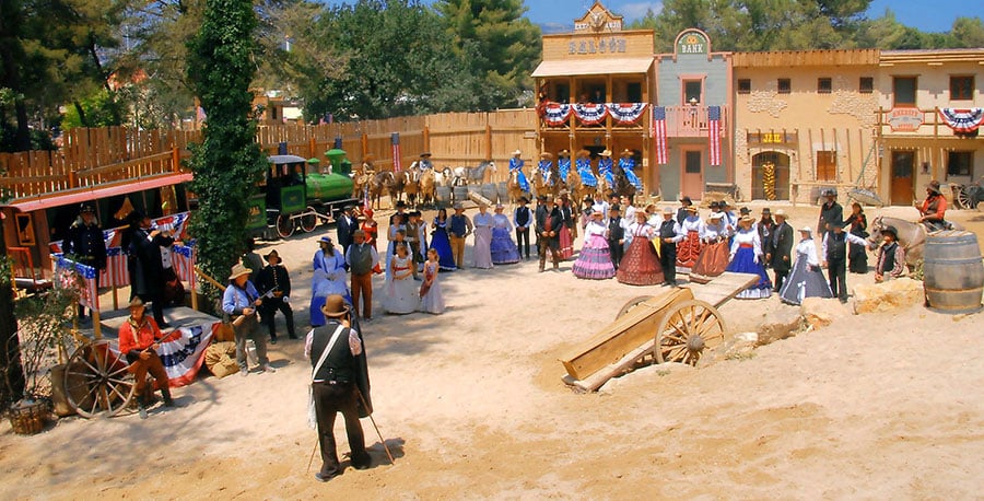 OK CORRAL propose un spectacle western immersif où des cow-boys et cow-girls divertissent les familles dans une ambiance Far West authentique. Ce parc d’attractions dans le Sud de la France offre une expérience unique avec des animations en plein air, parfaites pour les enfants et les amateurs de sensations fortes.

À OK CORRAL, les visiteurs découvrent des performances captivantes dans un décor immersif de l'Ouest américain, garantissant une journée en famille remplie de rires et