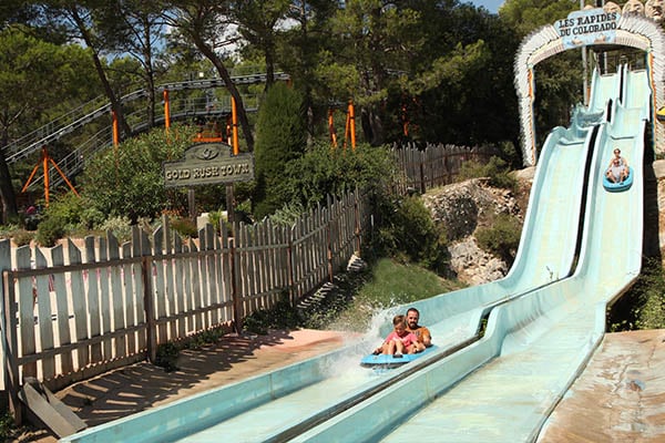OK CORRAL propose une expérience inoubliable dans son parc d’attractions dans le Sud de la France avec ses toboggans aquatiques, parfaits pour les familles. Les visiteurs glissent avec joie sur les rapides du Colorado, offrant des sensations fortes aux enfants et aux adultes dans une ambiance conviviale et festive. Entouré de décors immersifs inspirés du Far West, ce parc à thème familial garantit une journée en famille pleine de divertissement en Provence.