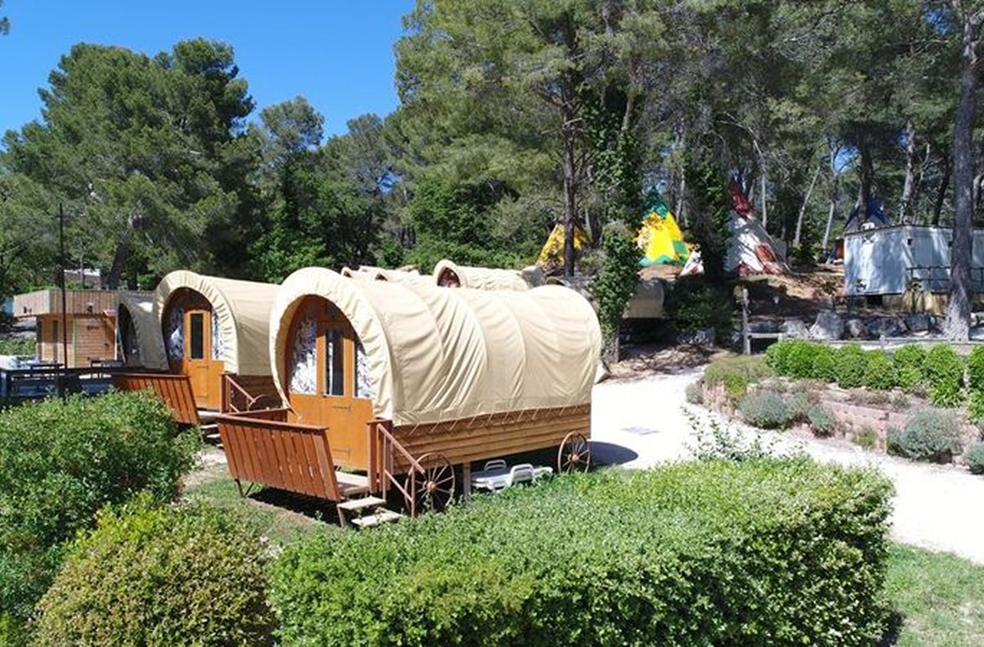 OK CORRAL offre un hébergement unique avec ses charmantes roulottes, parfait pour une journée en famille dans le sud de la France. Ce parc à thème familial, niché dans un décor Far West, propose une ambiance conviviale et immersive qui ravira petits et grands.

OK CORRAL présente des tipis colorés, ajoutant une touche festive à l'expérience de divertissement en Provence. Ces structures thématiques sont idéales pour les familles en quête de sensations fortes et d’animations en