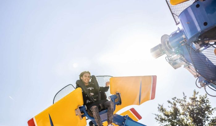 OK CORRAL propose des sensations fortes avec ce grand huit captivant, parfait pour les familles en quête de divertissement dans le parc d’attractions dans le Sud de la France. Les enfants et les adultes s’amusent ensemble dans une ambiance festive, entourés de décors inspirés du Far West.

OK CORRAL offre une expérience unique avec ce manège à sensations, où les rires des enfants se mêlent à l'excitation des amateurs de sensations fortes. Ce parc à thème familial