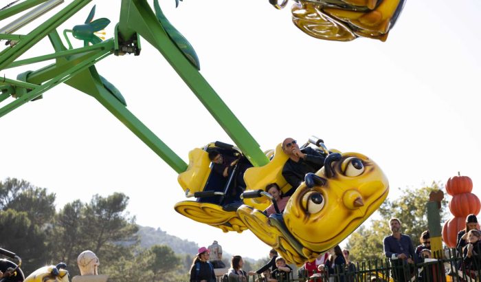 OK CORRAL propose des sensations fortes avec ce grand huit coloré, idéal pour les familles et les amateurs d'aventures. Situé dans le parc d’attractions dans le Sud de la France, cet manège captivant offre une ambiance festive et conviviale parfaite pour une journée en famille.

À OK CORRAL, les enfants peuvent profiter de ce manège amusant qui les entraîne dans une expérience immersive. Ce parc à thème familial, ancré dans une ambiance Far West, promet des r