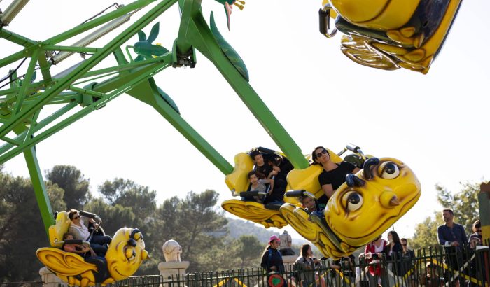 OK CORRAL offre des sensations fortes avec ce grand huit coloré, parfait pour les familles en quête de divertissement dans le parc d’attractions dans le Sud de la France. Les enfants rient aux éclats tout en profitant d'une ambiance conviviale et festive, entourés de décors immersifs inspirés du Far West.

Dans le parc OK CORRAL, les manèges pour toute la famille garantissent une journée en famille mémorable. Ici, les enfants s'amusent
