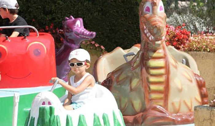 OK CORRAL offre une expérience unique dans un parc d’attractions dans le Sud de la France avec des manèges pour toute la famille. Un enfant s'amuse sur une attraction colorée, entouré d'animaux fantastiques, dans une ambiance festive et conviviale. Ce parc à thème familial propose des attractions pour enfants qui garantissent une journée en famille mémorable sous le soleil de Provence.