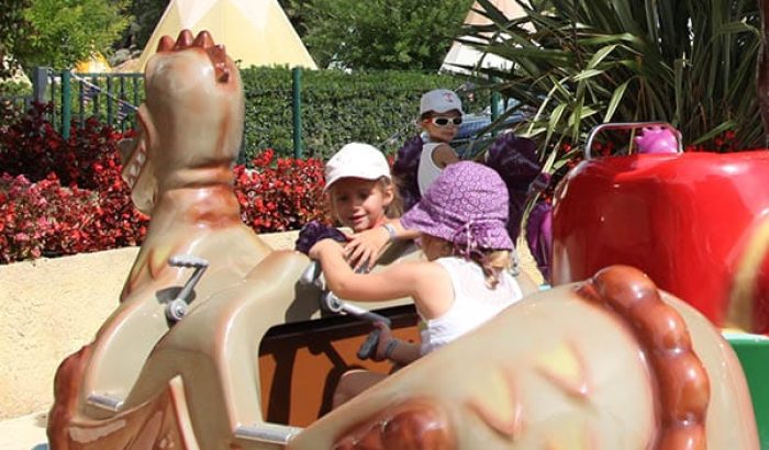 OK CORRAL offre une expérience inoubliable dans son parc d’attractions dans le Sud de la France, où des enfants s'amusent sur un manège coloré en forme de poulet. Ce parc à thème familial est parfait pour une journée en famille, avec des attractions pour enfants qui garantissent des sourires et des rires. L’ambiance festive et conviviale, entourée de paysages naturels, crée un cadre immersif pour des souvenirs mémorables.