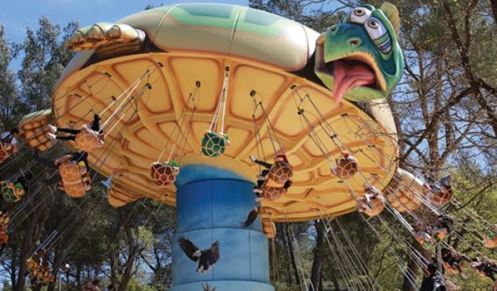OK CORRAL propose des manèges pour toute la famille, comme ce grand huit tournoyant, parfait pour les enfants et les amateurs de sensations fortes. Dans une ambiance Far West immersive, les visiteurs peuvent s'amuser tout en découvrant des animations en plein air au cœur de la Provence. Ce parc d’attractions dans le Sud de la France garantit une journée en famille inoubliable, remplie de rires et de divertissement.