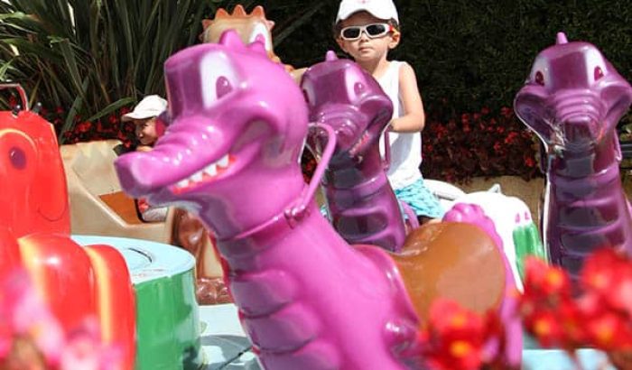 OK CORRAL propose des manèges pour toute la famille, comme ce charmant tour de dragons colorés, parfait pour les enfants. Dans une ambiance festive, ce parc d’attractions dans le Sud de la France offre des sensations fortes adaptées aux plus jeunes, garantissant une journée en famille remplie de rires et d'amusement. Les décors immersifs ajoutent une touche magique à cette expérience.