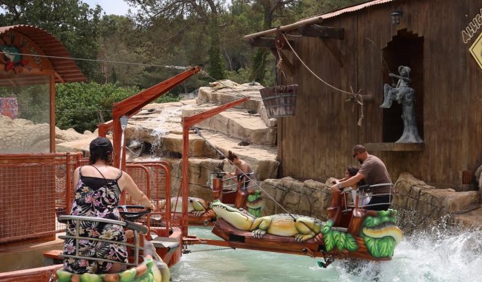 OK CORRAL offre des manèges aquatiques palpitants dans son parc d’attractions dans le Sud de la France, où les familles peuvent s'amuser sur des bateaux pirates tout en profitant d'une ambiance festive. Les enfants s'éclatent dans cette zone aquatique, entourés de décors immersifs inspirés du Far West.

Dans le parc à thème familial OK CORRAL, les visiteurs peuvent vivre des sensations fortes sur des attractions aquatiques, parfaites pour une