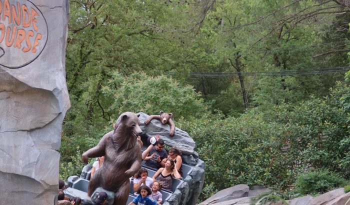 OK CORRAL offre des sensations fortes avec son grand huit palpitant, idéal pour les amateurs de frissons dans ce parc d’attractions dans le Sud de la France. Les familles peuvent profiter d'une ambiance conviviale tout en admirant le décor immersif Far West.

OK CORRAL, un parc à thème familial, propose un bateau pirate qui ravira les enfants et leurs parents, créant une journée en famille mémorable au cœur de la Provence. L'animation en plein air et les