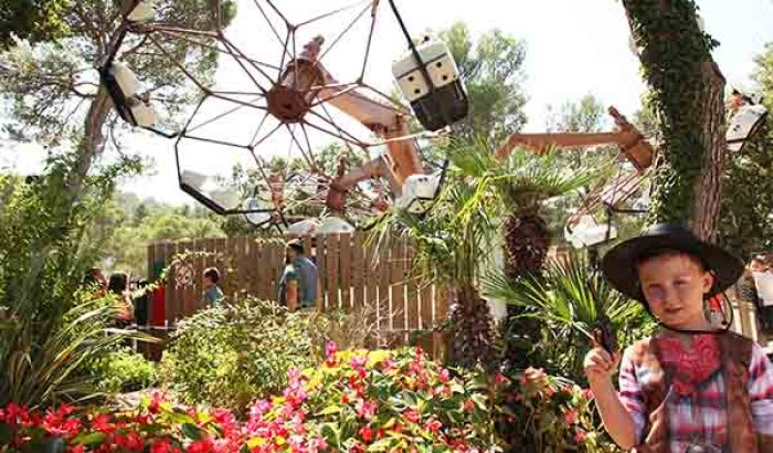 OK CORRAL offre une expérience immersive avec ses manèges pour toute la famille, comme ce grand huit excitant entouré d'un décor Far West. Les enfants s'amusent dans cet environnement festif et convivial, idéal pour une journée en famille dans un parc à thème familial. L'ambiance western et les animations en plein air ajoutent une touche unique à ce parc d’attractions dans le Sud de la France.