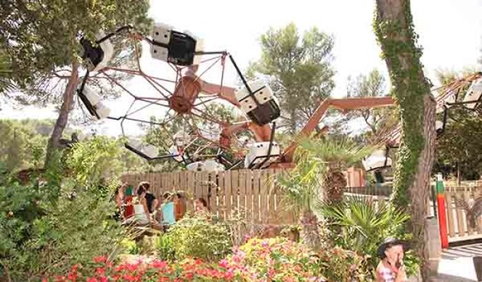 OK CORRAL offre des sensations fortes avec son grand huit palpitant, idéal pour les amateurs de sensations fortes dans ce parc d’attractions dans le Sud de la France. Entouré de fleurs colorées et d'une ambiance conviviale, ce manège captivant promet une journée en famille inoubliable.

OK CORRAL vous plonge dans une ambiance Far West avec son attraction de bateau pirate, parfaite pour les familles et les enfants. Les décors immersifs et l'animation en plein air