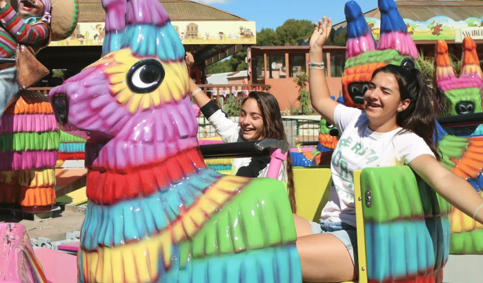 OK CORRAL offre une expérience unique dans son parc d’attractions dans le Sud de la France, avec des manèges colorés qui ravissent les enfants et les familles. Les visiteurs s'amusent sur des attractions festives dans une ambiance Far West immersive, parfaite pour une journée en famille.

Dans le parc à thème familial OK CORRAL, les enfants s’éclatent sur le grand huit aux couleurs vives, tandis que l'atmosphère conviviale et les animations en plein