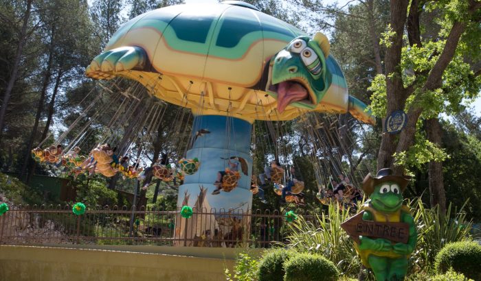 OK CORRAL propose une attraction amusante pour les enfants avec son manège de tortues, idéal pour une journée en famille dans ce parc d’attractions dans le Sud de la France. Ce parc à thème familial offre une ambiance festive et conviviale, où les petits peuvent s'envoler sur des tortues colorées tout en profitant des paysages naturels du décor Far West. Les sensations fortes sont au rendez-vous, et les animations en plein air créent une expérience mémorable pour les jeunes