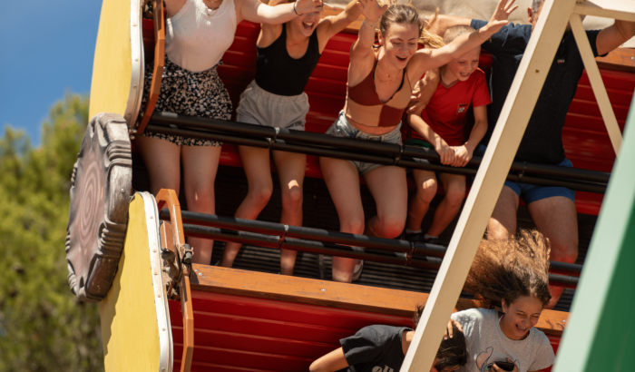 OK CORRAL offre des sensations fortes avec son grand huit captivant, idéal pour les amateurs de sensations fortes dans ce parc d’attractions dans le Sud de la France. Les visiteurs, jeunes et moins jeunes, s’amusent dans une ambiance festive et conviviale.

OK CORRAL est le parc à thème familial où les enfants peuvent vivre des moments inoubliables sur des manèges pour toute la famille. L'animation en plein air et le décor Far West ajoutent une touche immersive