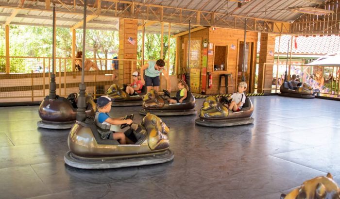 OK CORRAL offre des manèges pour toute la famille, comme ces autos tamponneuses où les enfants s'amusent dans une ambiance conviviale. Ce parc d’attractions dans le Sud de la France garantit des sensations fortes et des rires partagés.

Dans le parc d’attractions dans le Sud de la France, OK CORRAL propose une expérience immersive avec des jeux d’eau pour toute la famille. Les enfants s’amusent sous le soleil, profitant d'animations en