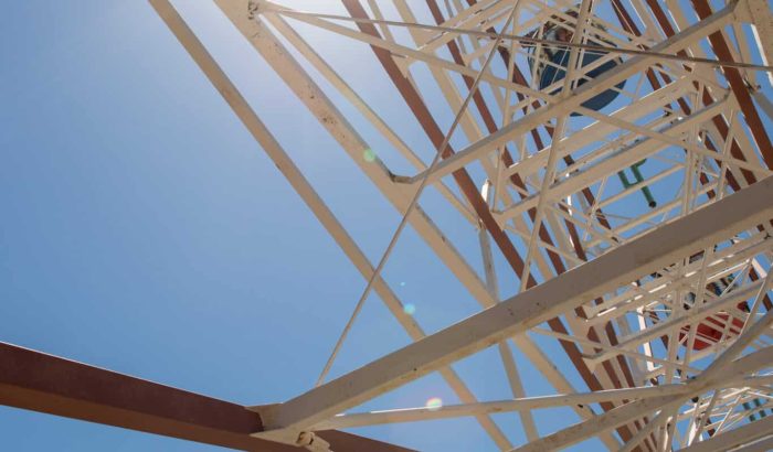 OK CORRAL propose une grande roue emblématique, idéale pour une journée en famille dans le parc d’attractions dans le Sud de la France. Cette attraction offre une vue panoramique sur le décor Far West, créant une ambiance conviviale et festive pour tous les âges.

OK CORRAL invite les visiteurs à découvrir ses manèges pour toute la famille, comme cette grande roue qui offre des sensations fortes tout en garantissant un moment de détente. L'attraction est parfaite pour les enfants et