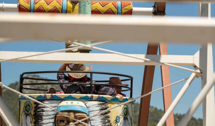 OK CORRAL offre une expérience unique dans son grand huit coloré, parfait pour toute la famille. Ce parc d’attractions dans le Sud de la France propose des sensations fortes et une ambiance Far West immersive. Les enfants et les adultes apprécieront cette aventure conviviale au cœur d'un décor western.

OK CORRAL invite les familles à profiter de ses manèges pour toute la famille, comme cette attraction inspirée des cow-boys. Ce parc à thème familial, situé en Provence, garantit une