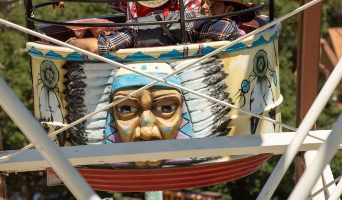 OK CORRAL est un parc d’attractions dans le Sud de la France qui offre une expérience immersive avec ses manèges pour toute la famille, comme cette grande roue décorée d'un visage amérindien. Les enfants et les familles peuvent profiter d'une ambiance Far West festive tout en admirant le paysage naturel environnant.

OK CORRAL propose des attractions pour enfants dans un cadre convivial, illustré ici par un manège coloré qui évoque l'esprit du Far West. Les familles