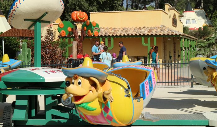 OK CORRAL offre des manèges pour toute la famille dans un décor Far West, avec des attractions colorées et festives qui raviront les enfants. L'ambiance conviviale permet aux familles de partager des moments inoubliables lors de leur journée en famille dans ce parc d’attractions dans le Sud de la France.

OK CORRAL présente un manège amusant pour enfants, inspiré de l'ambiance western, où les petits peuvent vivre des sensations fortes en toute sécurité.