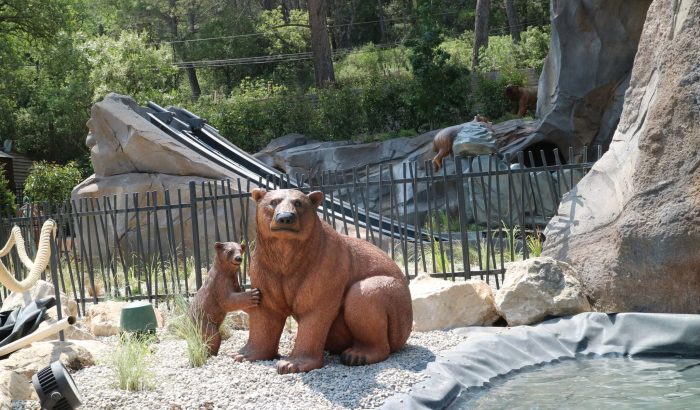 OK CORRAL offre une immersion unique dans l'ambiance Far West avec ses statues de ours, parfaites pour une journée en famille. Ce parc d’attractions dans le Sud de la France propose des animations en plein air et des attractions pour enfants, créant un cadre convivial pour tous les âges. Les décors naturels et thématiques ajoutent à l'expérience immersive, rendant chaque visite mémorable.