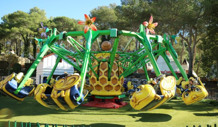 OK CORRAL offre des sensations fortes avec ce manège vibrant en forme d'abeille, parfait pour les enfants et les familles. Ce parc d’attractions dans le Sud de la France garantit une ambiance festive et conviviale, idéale pour une journée en famille.

Dans le parc OK CORRAL, les enfants s'amusent sur ce manège coloré inspiré de la nature. Ce parc à thème familial propose des attractions pour enfants qui font vivre une expérience immersive en plein air, tout en