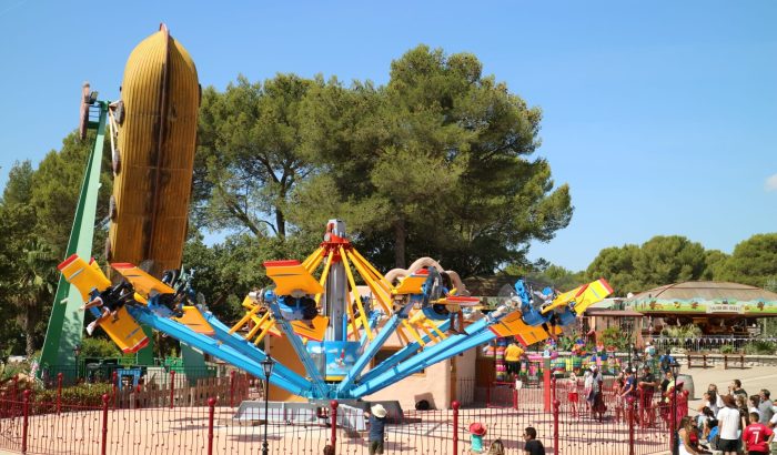 OK CORRAL offre des sensations fortes avec son grand huit palpitant, parfait pour les amateurs de frissons dans ce parc d’attractions dans le Sud de la France. Les familles peuvent s’amuser ensemble dans une ambiance festive, entourées de décors immersifs inspirés du Far West.

OK CORRAL propose une expérience unique avec ses manèges pour toute la famille, comme le bateau pirate qui ravira les enfants dans ce parc à thème familial. Les visiteurs apprécieront l'animation