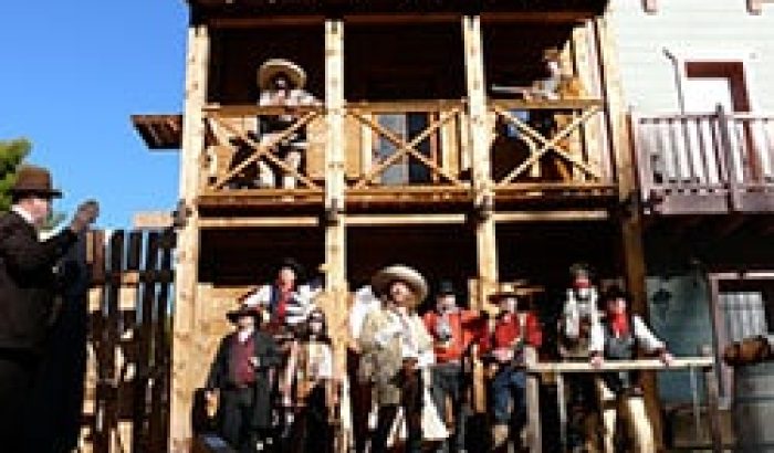 OK CORRAL propose un spectacle western captivant avec des cow-boys en costumes authentiques, créant une ambiance Far West immersive pour toute la famille. Les enfants et les familles peuvent apprécier des animations en plein air dans un décor naturel et festif.

OK CORRAL offre une expérience unique de parc d’attractions dans le Sud de la France avec des spectacles de cow-boys qui plongent les visiteurs dans une atmosphère conviviale et dynamique. Idéal pour les amateurs de sensations fortes et de