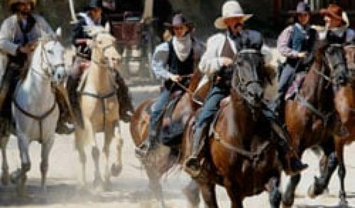 OK CORRAL offre un spectacle western captivant avec des cavaliers en costume traditionnel, créant une ambiance Far West immersive. Idéal pour les familles et les amateurs de sensations fortes, ce parc d’attractions dans le Sud de la France garantit une journée en famille inoubliable.