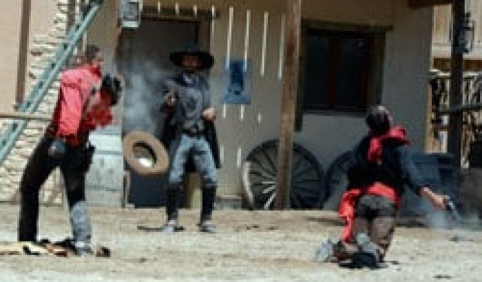 OK CORRAL propose un spectacle western captivant, mettant en scène des cow-boys en plein duel dans un décor immersif du Far West. Cette animation en plein air est idéale pour les familles et les enfants, offrant une journée en famille inoubliable dans ce parc d’attractions dans le Sud de la France. L'ambiance festive et conviviale garantit un divertissement de qualité pour tous les amateurs de sensations fortes.