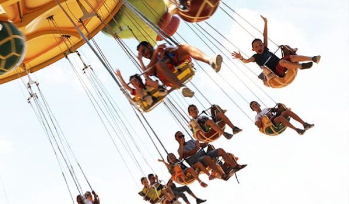 OK CORRAL offre des manèges pour toute la famille avec cette attraction de chaises volantes, idéale pour les enfants et les familles en quête de sensations fortes. L'ambiance festive et conviviale permet aux visiteurs de profiter d'une journée en famille dans un décor Far West immersif, typique du parc d’attractions dans le Sud de la France.
