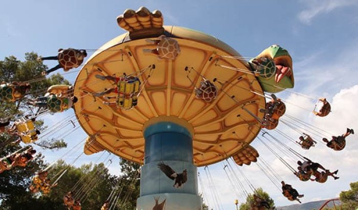 OK CORRAL offre un manège pour toute la famille avec ce grand huit tournoyant, idéal pour les enfants et les amoureux des sensations fortes. L'ambiance festive et conviviale du parc d’attractions dans le Sud de la France crée des souvenirs inoubliables sous un décor Far West immersif.

Dans le parc à thème familial OK CORRAL, ce manège en forme de tortue permet aux enfants de s'envoler tout en profitant des animations en plein air. L'at