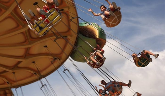 OK CORRAL offre une expérience inoubliable avec son manège aérien, idéal pour les familles. Ce parc d’attractions dans le Sud de la France propose des sensations fortes tout en garantissant une ambiance conviviale et festive. Les enfants s'amusent à tourner dans les airs, profitant d'animations en plein air au cœur d'un décor Far West immersif. Une journée en famille au parc à thème familial se transforme en aventure mémorable grâce à ses attractions captivantes.