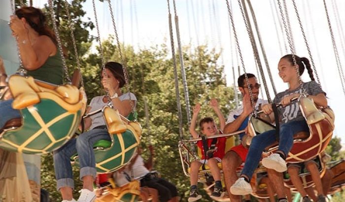 OK CORRAL offre une expérience inoubliable avec ses manèges à sensations fortes, parfaits pour toute la famille. Les visiteurs profitent de l’ambiance festive tout en survolant le décor Far West dans des chaises volantes colorées. Ce parc d’attractions dans le Sud de la France garantit des moments de rire et de joie pour les enfants et leurs parents.