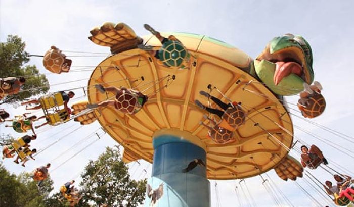 OK CORRAL propose un manège familial captivant avec des tortues volantes, idéal pour les enfants en quête de sensations fortes. Ce parc d’attractions dans le Sud de la France offre une ambiance conviviale et festive, parfaite pour une journée en famille. Les animations en plein air et les décors immersifs plongent les visiteurs dans une ambiance Far West inoubliable.