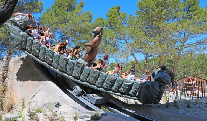 OK CORRAL offre une expérience inoubliable avec son grand huit immersif, parfait pour les familles en quête de sensations fortes dans ce parc d’attractions dans le Sud de la France. Laissez-vous emporter par l’ambiance Far West tout en profitant d'une journée en famille au cœur de la Provence.

OK CORRAL invite les visiteurs à vivre des moments palpitants sur ce manège unique, où petits et grands peuvent ressentir l’adrénaline dans une ambiance festive et