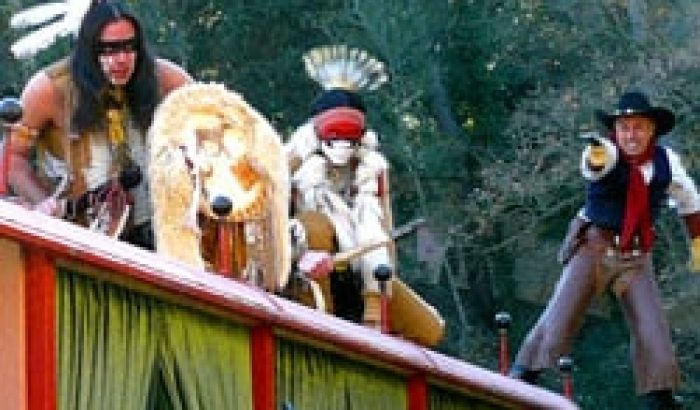 OK CORRAL propose des spectacles western captivants avec des cow-boys et des indiens, offrant une ambiance immersive et festive dans ce parc d’attractions dans le Sud de la France. Les familles peuvent profiter d'animations en plein air tout en découvrant l'histoire du Far West.

Dans le parc à thème familial OK CORRAL, les enfants peuvent admirer des spectacles de cow-boys dynamiques, plongeant dans une atmosphère conviviale et authentique, idéale pour une journée en famille.