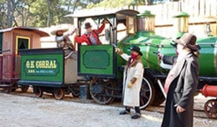 OK CORRAL offre une expérience immersive avec son train à vapeur typique du Far West, parfait pour une journée en famille dans ce parc d’attractions dans le Sud de la France. Les visiteurs, petits et grands, apprécieront l’ambiance conviviale et festive qui plonge chacun dans l'univers western.

Dans le parc à thème familial OK CORRAL, les spectacles de cow-boys animés captivent les enfants et les parents, créant des souvenirs inoubliables. L'authent