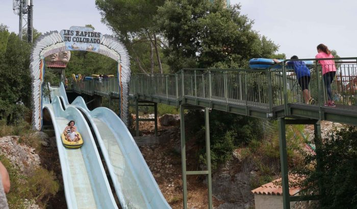 OK CORRAL propose des sensations fortes avec les rapides du Colorado, une attraction aquatique idéale pour toute la famille dans ce parc d’attractions dans le Sud de la France. Les enfants et les parents s’amusent ensemble dans une ambiance festive et conviviale, profitant d'une journée en famille au cœur d'un décor Far West immersif.

Dans le parc à thème familial OK CORRAL, les manèges pour toute la famille, comme les rapides du Colorado, offrent une expérience inoub