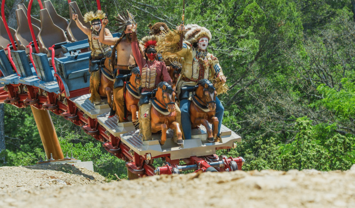 OK CORRAL propose une expérience inoubliable dans ce parc d’attractions dans le Sud de la France, avec des montagnes russes immersives où des cow-boys et des indiens s'affrontent. Les familles peuvent profiter de sensations fortes tout en découvrant l'ambiance Far West.

OK CORRAL offre un parc à thème familial où les enfants peuvent s'amuser sur des manèges pour toute la famille, comme ce grand huit captivant. L'atmosphère festive et conviv
