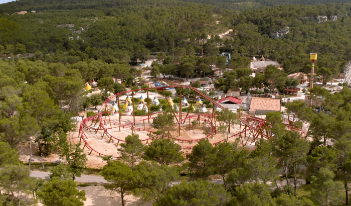 OK CORRAL offre des sensations fortes avec son grand huit, idéal pour les amateurs de sensations fortes dans ce parc d’attractions dans le Sud de la France. 

OK CORRAL est un parc à thème familial qui propose des manèges pour toute la famille, plongés dans une ambiance Far West conviviale et immersive. 

OK CORRAL présente des spectacles western captivants, parfaits pour une journée en famille dans un décor authentique du Far West. 

OK CORRAL, un parc western