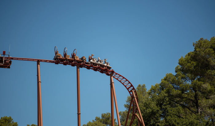 OK CORRAL offre des sensations fortes avec ce grand huit palpitant, parfait pour les amateurs de frissons dans ce parc d’attractions dans le Sud de la France. Les familles peuvent profiter d'une journée en famille remplie d'aventures et de rires, dans une ambiance Far West unique.

Dans ce parc à thème familial, OK CORRAL propose des manèges pour toute la famille, comme cette attraction de grand huit qui fait le bonheur des enfants et des adultes. L'at