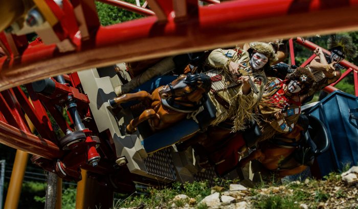 OK CORRAL propose une expérience unique avec son grand huit immersif, idéal pour les amateurs de sensations fortes dans ce parc d’attractions dans le Sud de la France. Les visiteurs peuvent profiter d'une ambiance Far West tout en s'amusant en famille.

Dans OK CORRAL, les spectacles western captivants offrent une animation en plein air incontournable, parfaite pour les enfants et les familles. L’atmosphère conviviale et festive garantit une journée en famille mémorable.

Les manèges pour toute