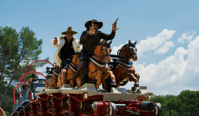 OK CORRAL propose une attraction immersive avec des cow-boys sur des chevaux en bois, offrant une ambiance Far West unique dans ce parc d’attractions dans le Sud de la France. Les familles et les enfants adoreront cette expérience pleine de sensations fortes et de divertissement en Provence.

OK CORRAL offre une expérience familiale avec des spectacles western captivants, où les enfants peuvent apprécier des animations en plein air dans un décor immersif. Ce parc à thème familial garantit une journée en famille mémorable